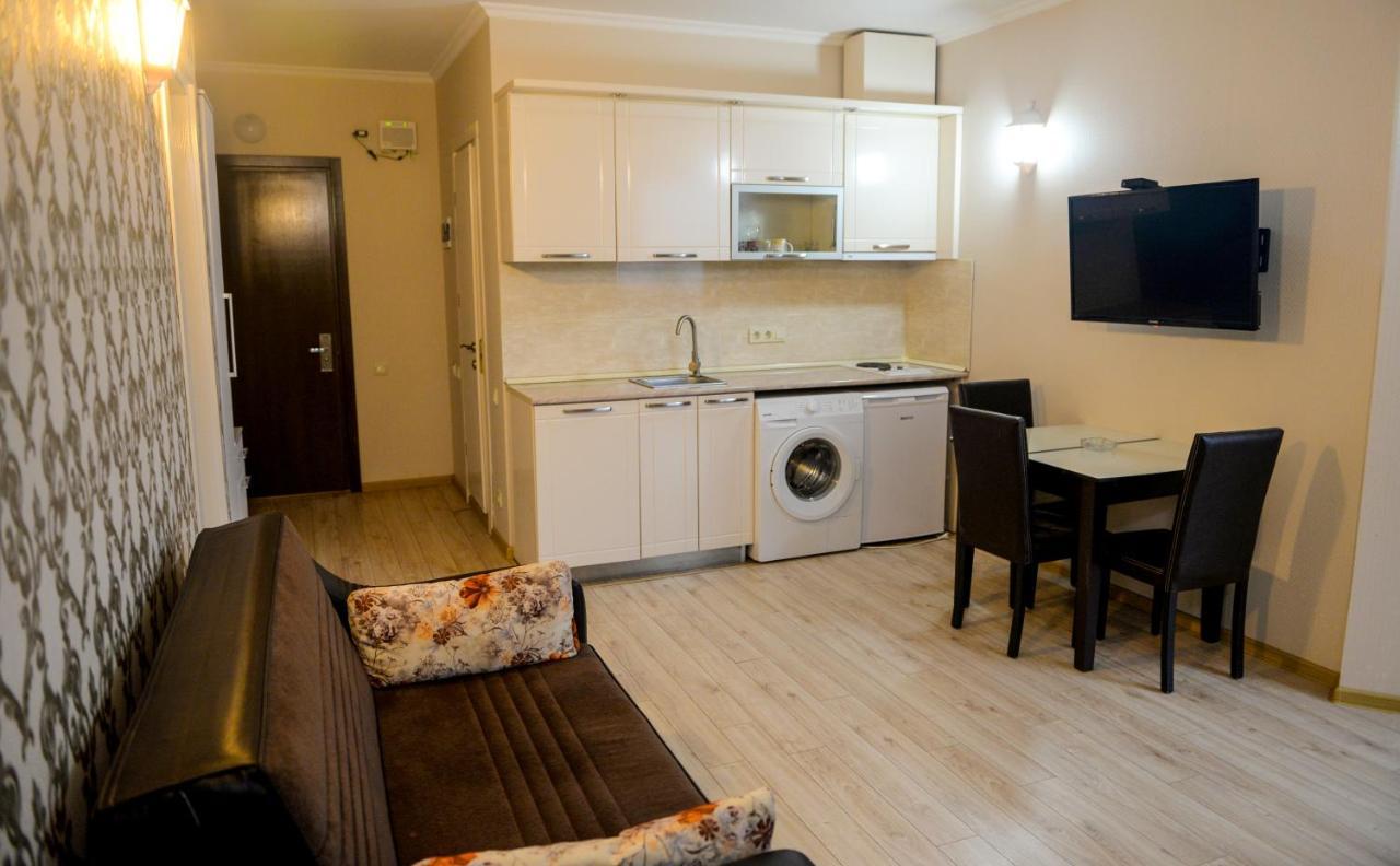 Black Sea Apartments Batumi Bagian luar foto